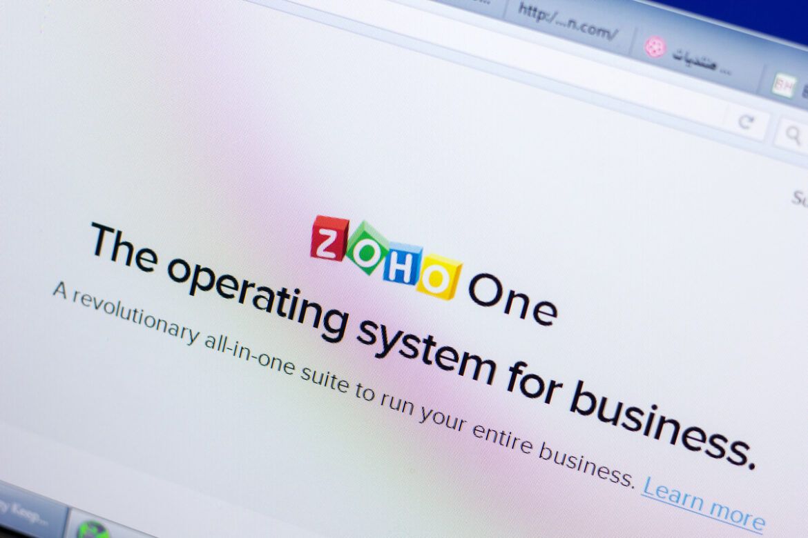 A imagem mostra a tela de abertura do site Zoho, onde diz: O sistema operacional para empresas Um revolucionário tudo em um para gerir todo o seu negócio