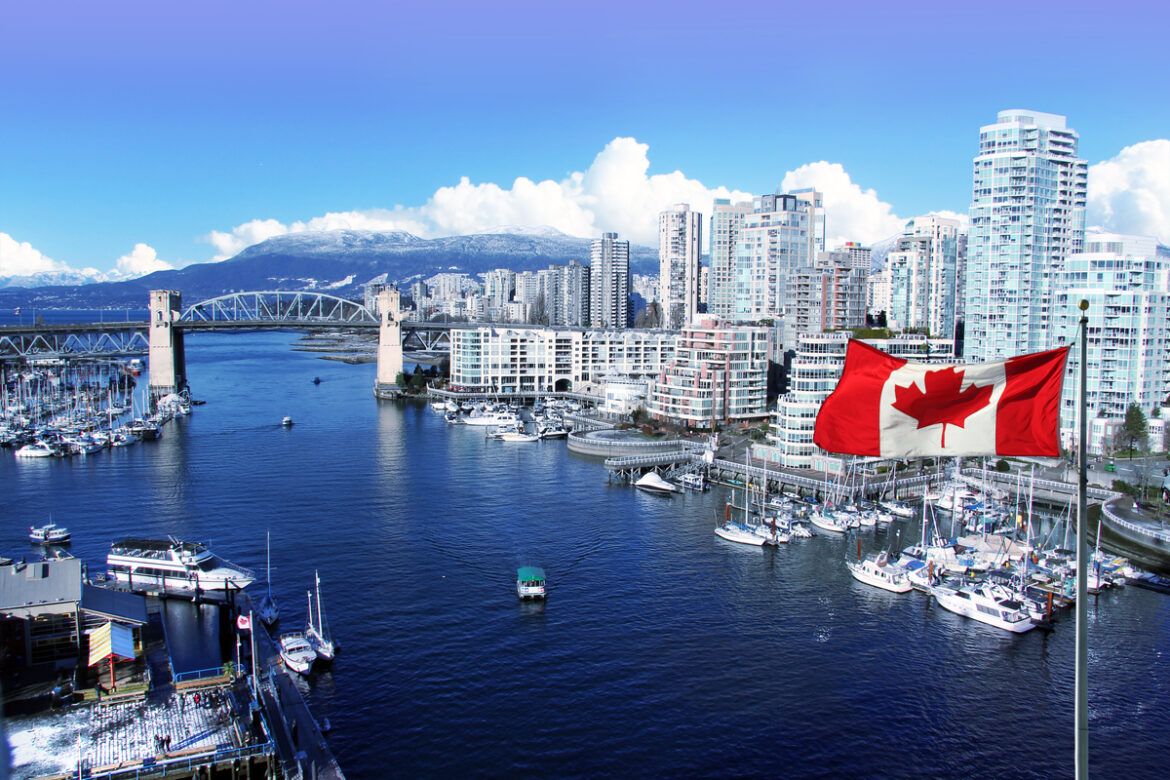 Foto panorâmica do mar no Canadá com uma bandeira do país a vista