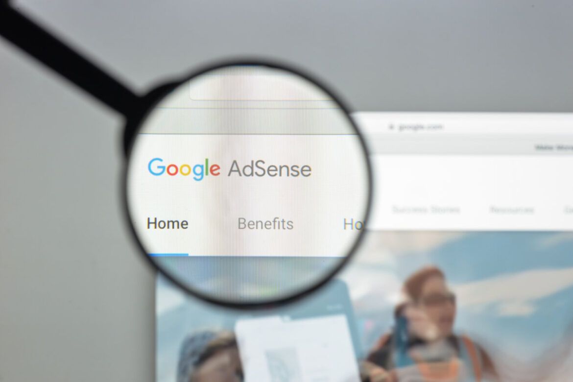 Imagem da tela inicial do Google AdSense com lupa