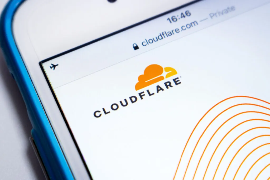 Tela de celular com página inicial do CloudFlare