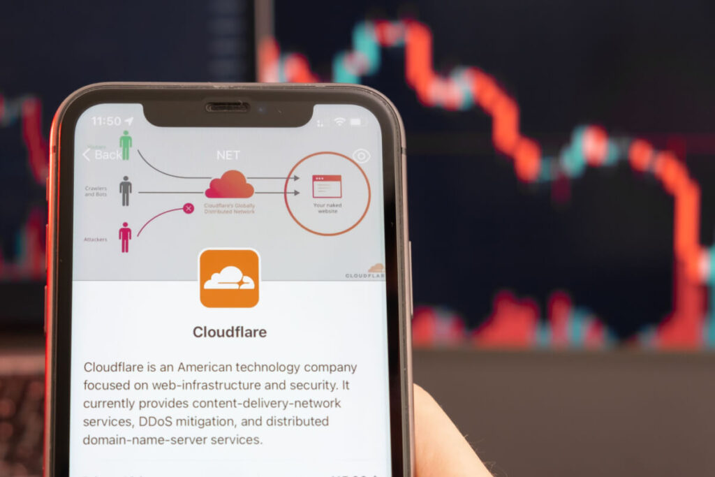 Tela de celular com a página inicial do CloudFare