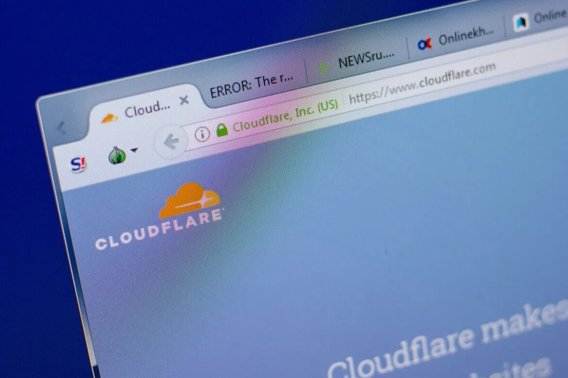 Tela de computador om a página inicial do CloudFare