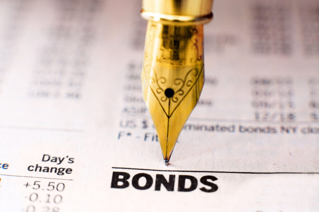 Papel e caneta com investimentos