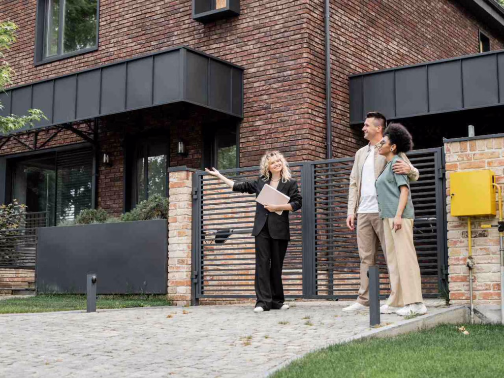 Casal visitando casa para comprar em Orlando