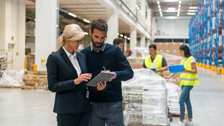 Empresários discutindo sobre os tipos de exportação.