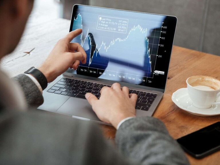 Homem aprendendo como abrir conta na ActivTrades