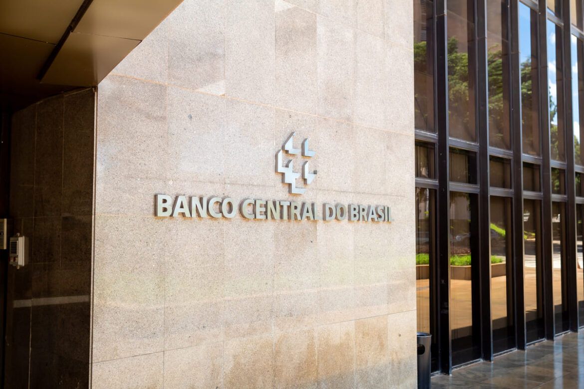 Imagem da fachada do BC para falar que Banco Central revisa fluxo cambial.