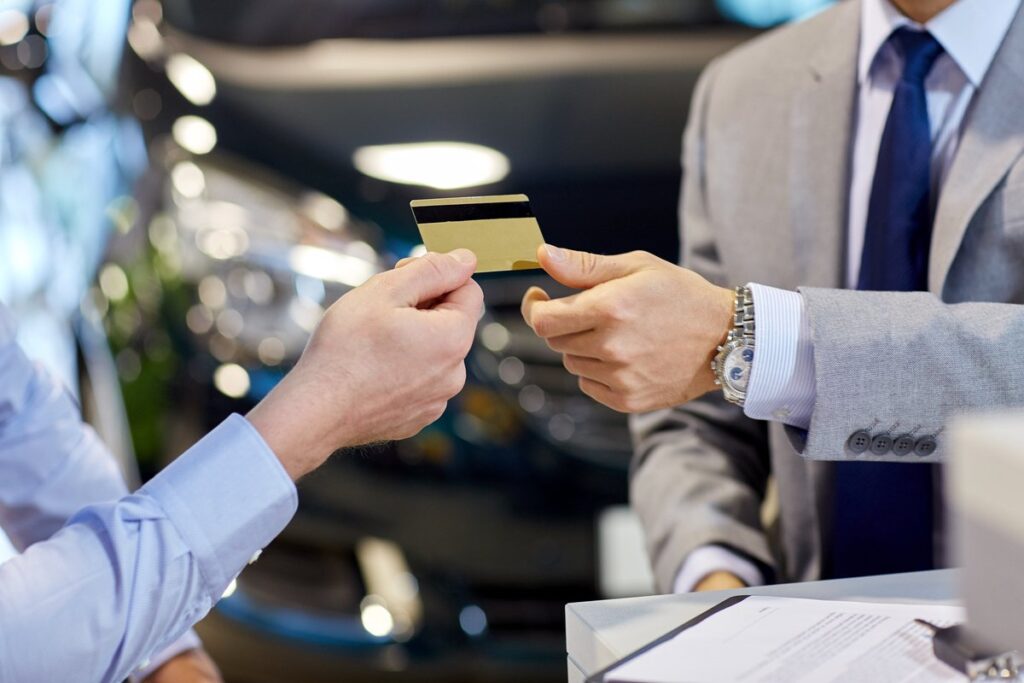 Empresário pagando compras com o cartão de débito