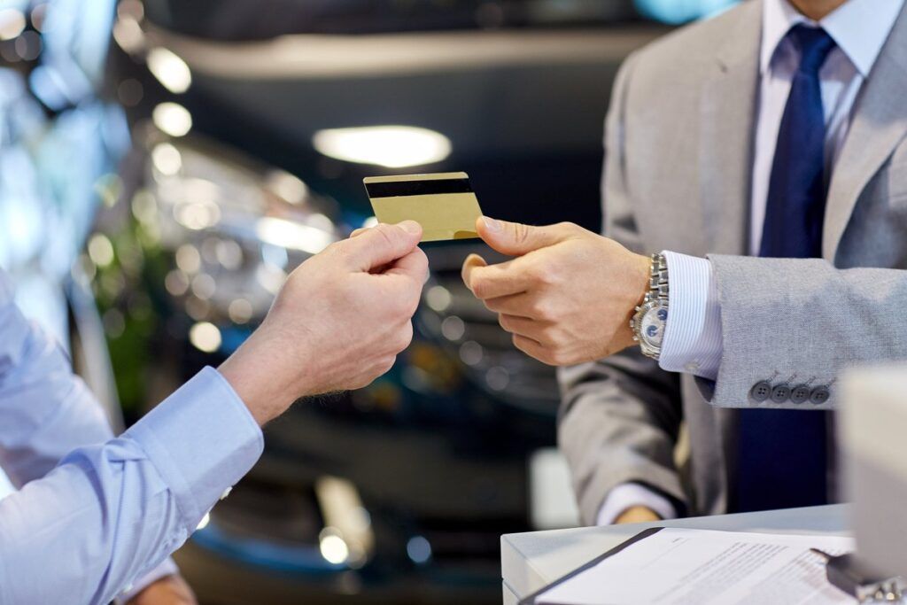 Empresário pagando compras com o cartão de débito 