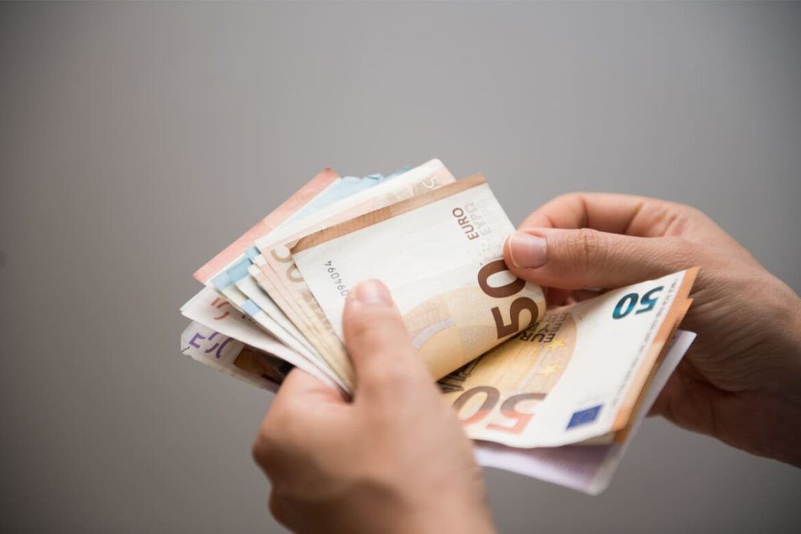 Cédulas de euro para falar sobre como enviar dinheiro para Portugal.