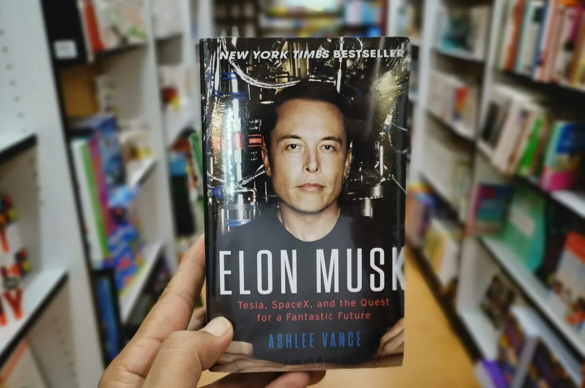 Elon Musk na capa de um livro
