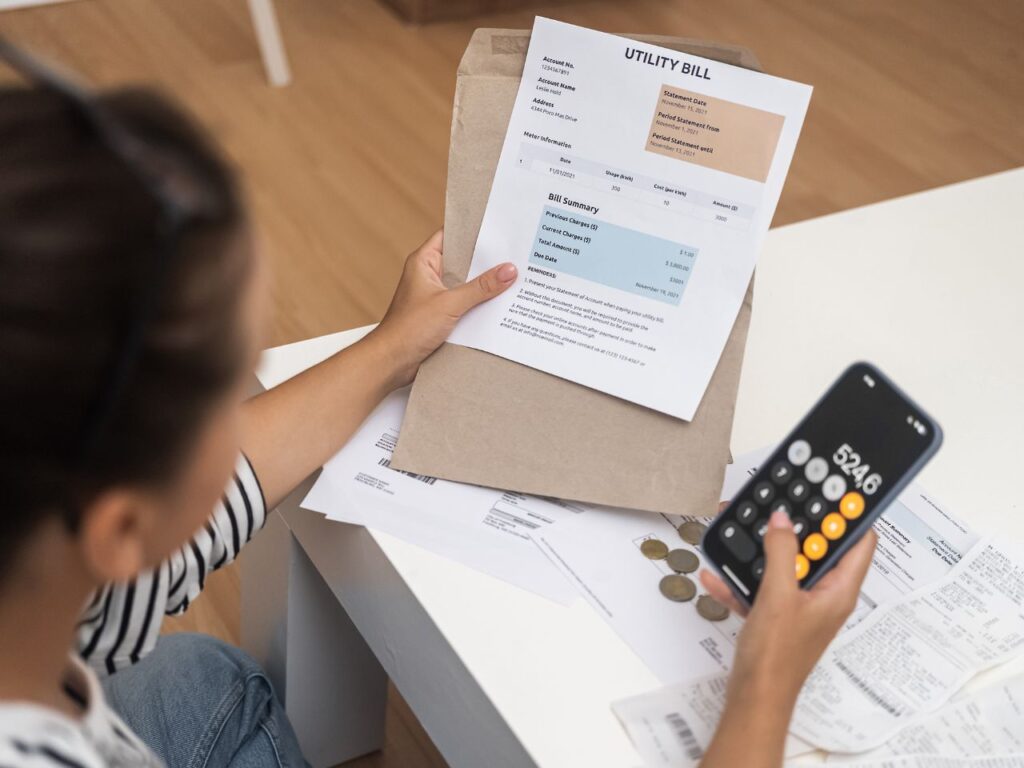 Mulher calculando salário mínimo no Canadá