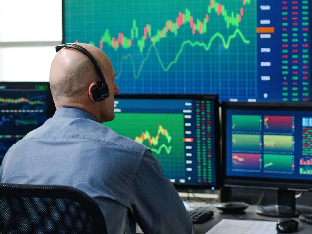 Homem analisando dados financeiros no painel