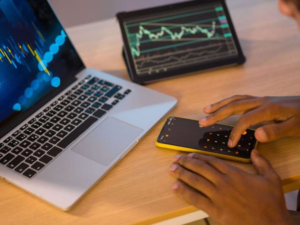 Homem calculando taxas para abrir conta na ActivTrades