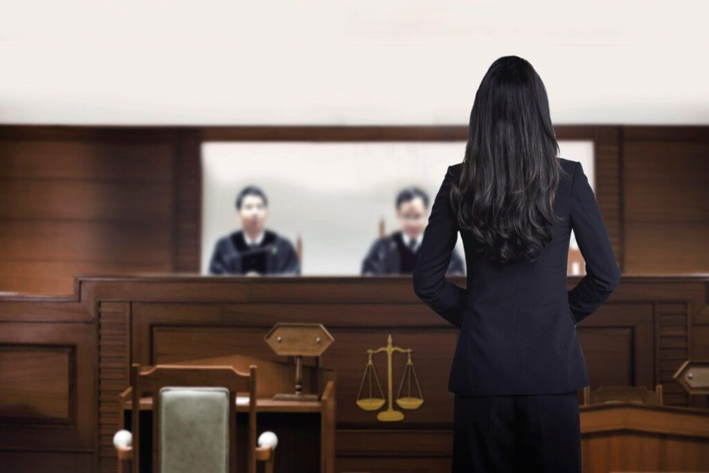 Mulher de costas em um tribunal de justiça