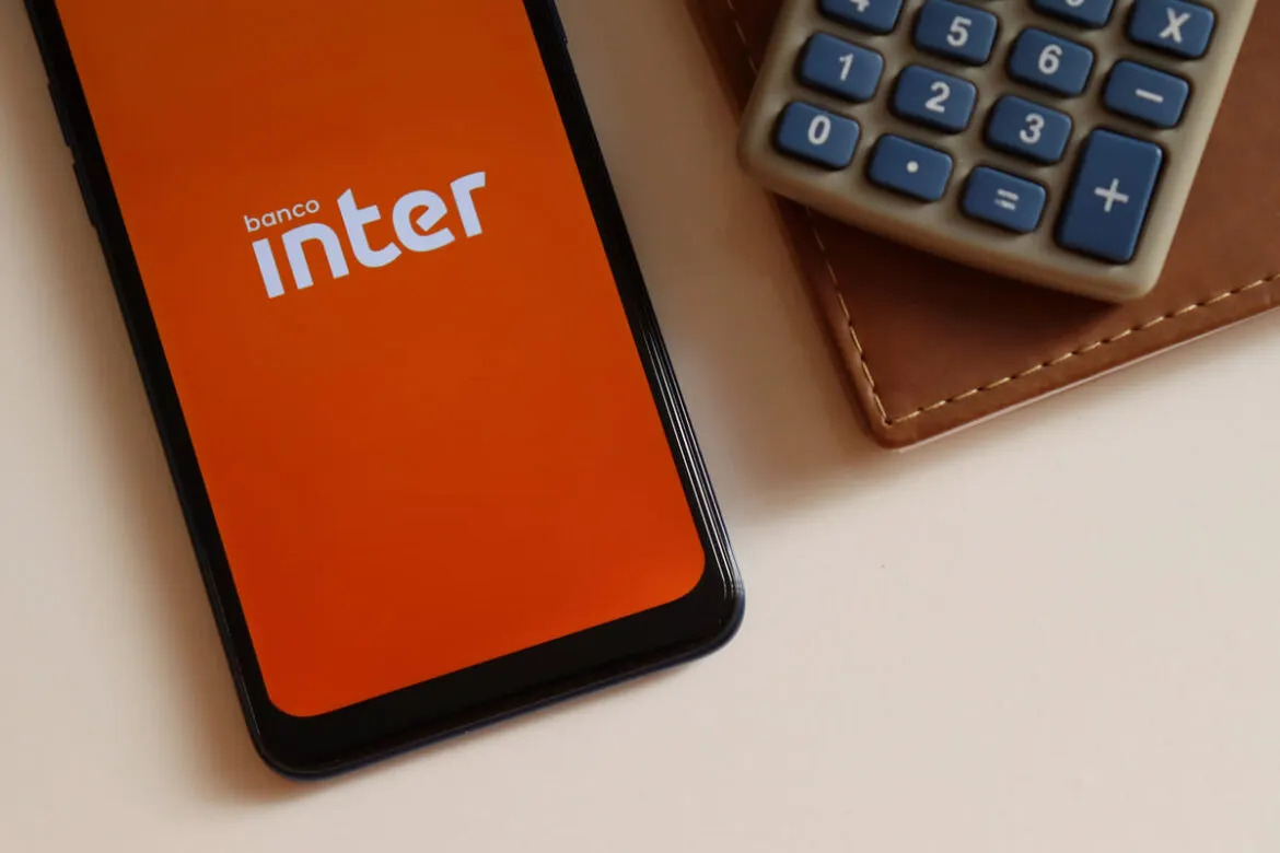 Celular com o logo do Banco Inter para falar da conta internacional Inter.