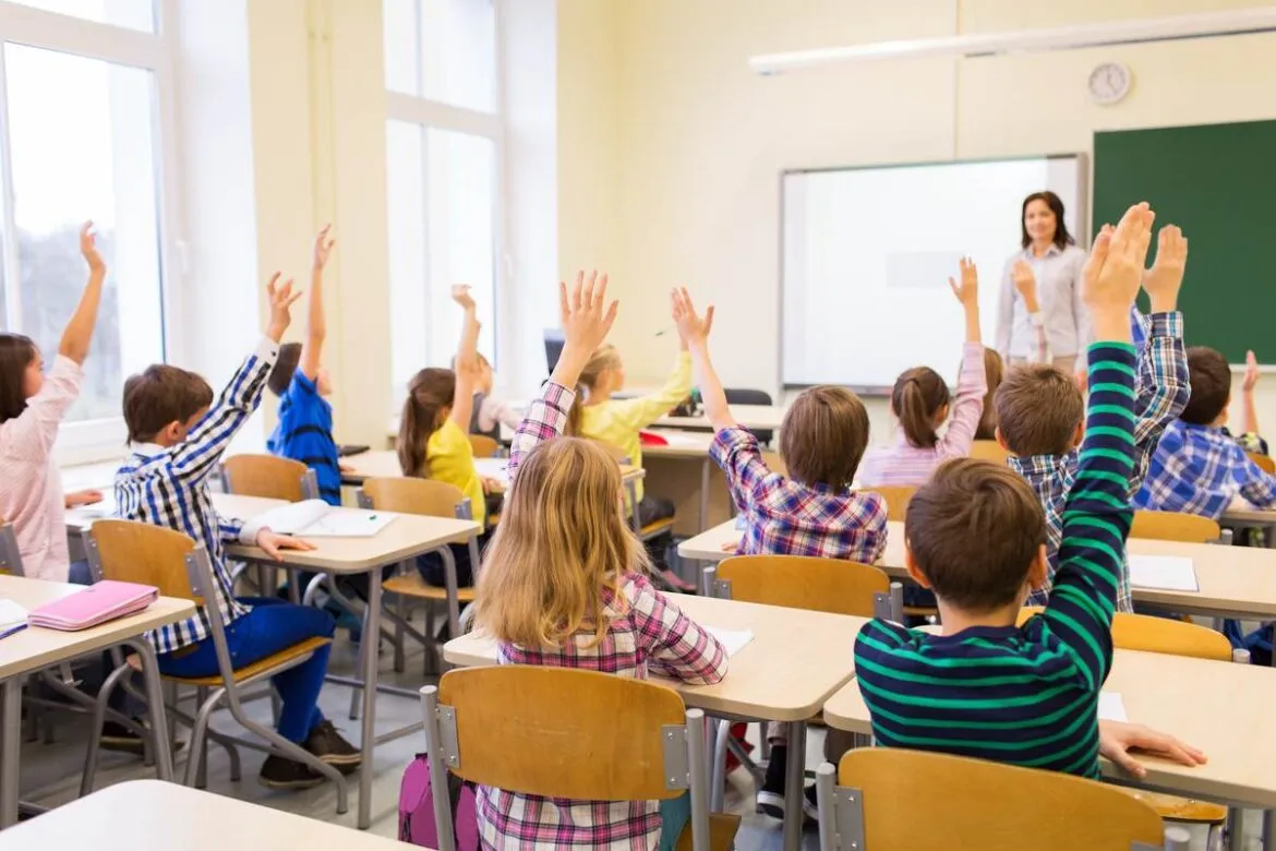 Sala de aula com crianças e professora