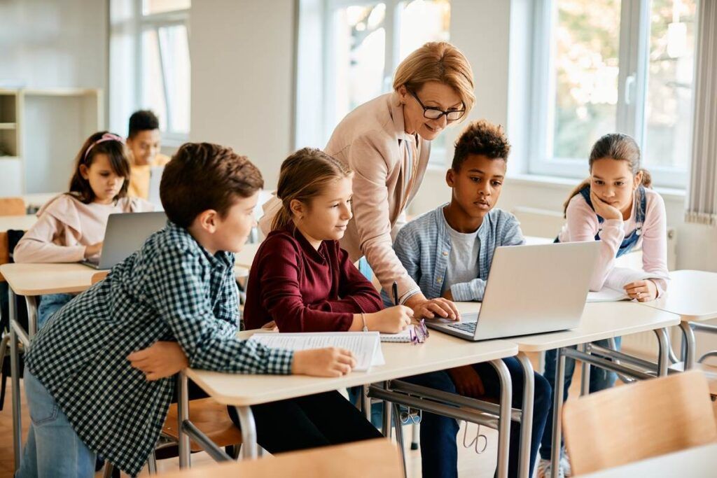 Grupo de alunos em sala de aula com professora