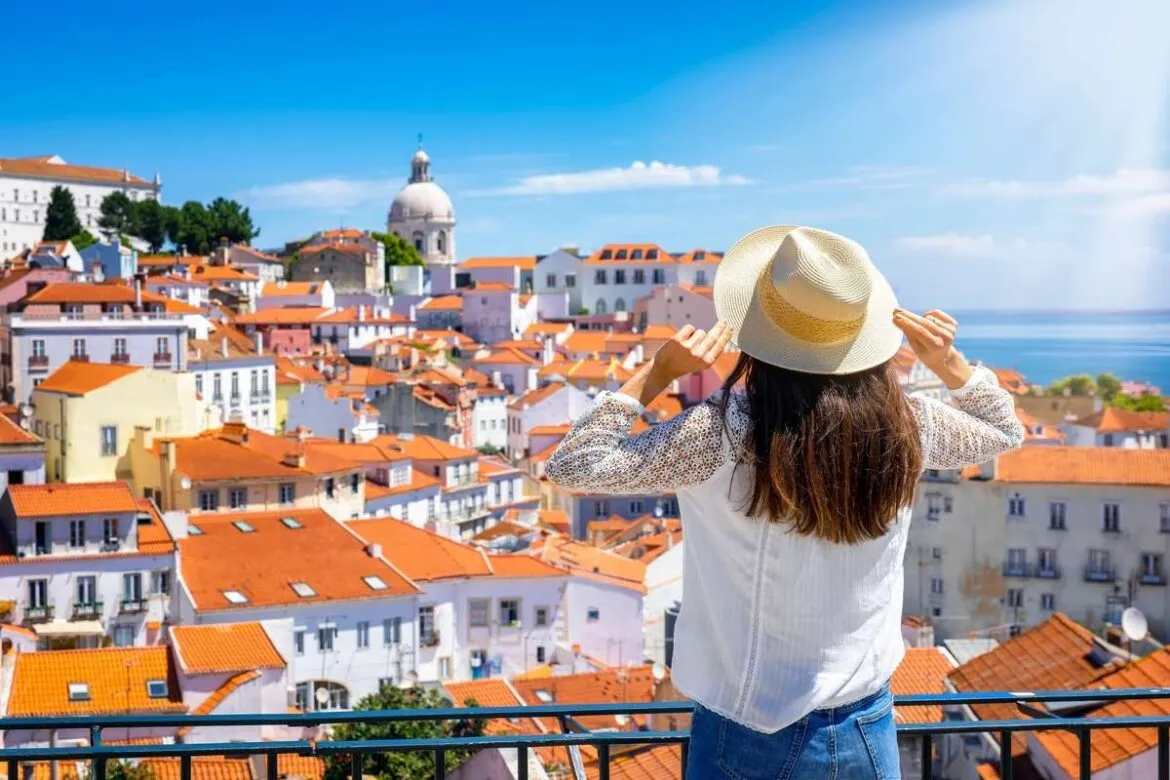 Visão panorâmica da cidade de Lisboa com turista