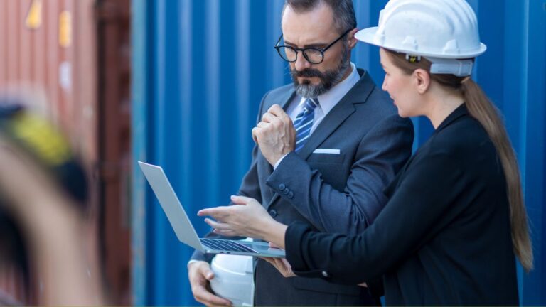 Exportador conferindo o contrato de bill of lading