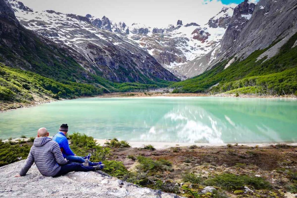 Turistas admirando a Laguna Esmeralda na Argentina