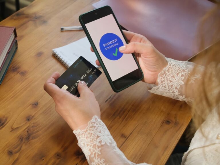 Mulher usando app para comprar libra esterlina