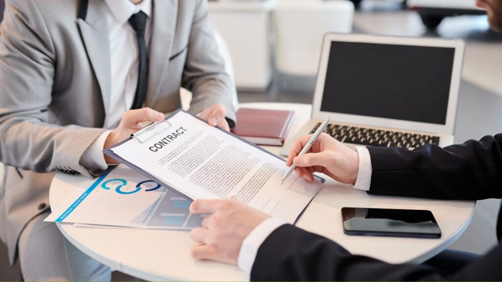 Negociadores revisando contrato de bill of lading