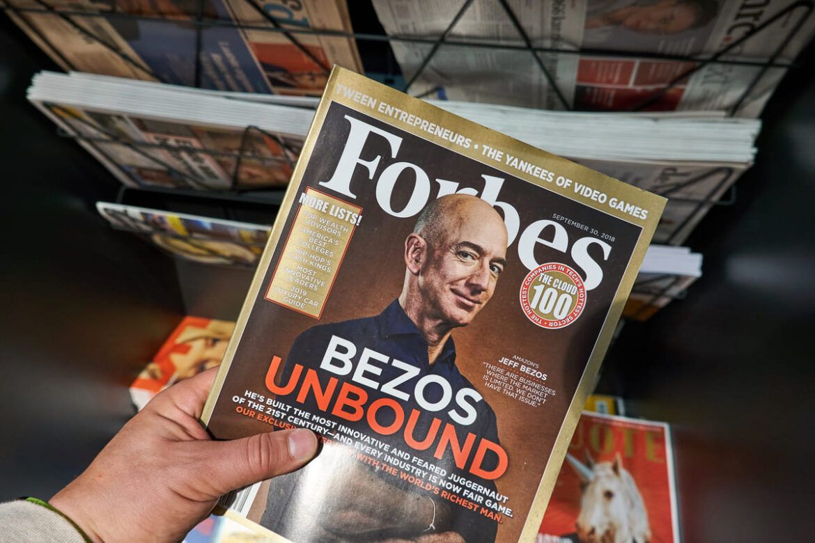Revista com a capa de Jeff Bezos, fundador da Amazon