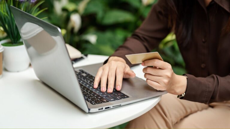 Homem enviando transferência internacional pelo Payoneer