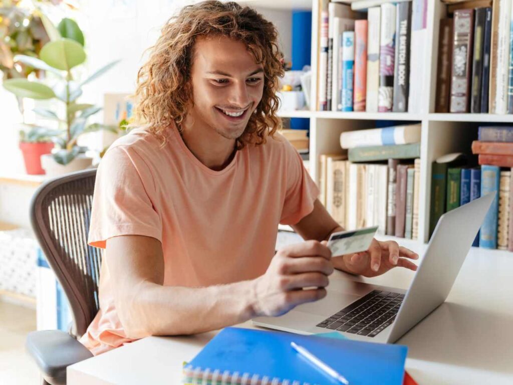 Estudante recebendo transferência em dólares