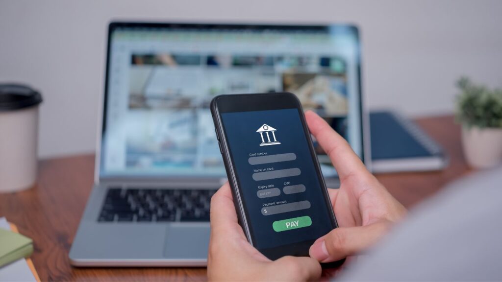 Homem fazendo login para abrir conta em Portugal.