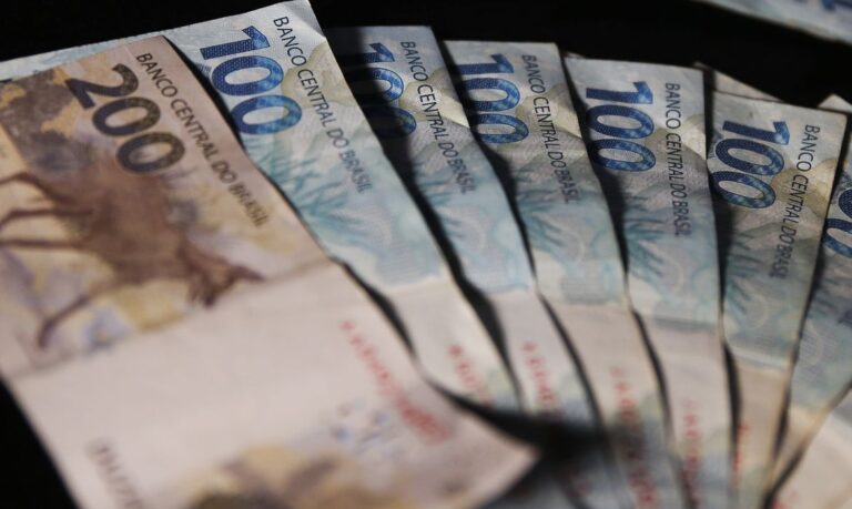 Inflação brasileira ajuda a colocar o dólar abaixo dos R$5,00