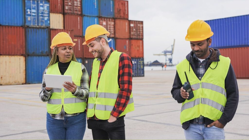 Funcionários do porto verificando termos do Bill of lading