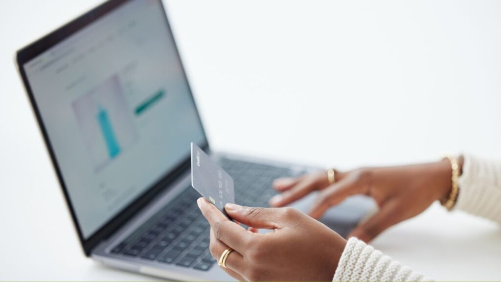 Mulher recebendo transferências pela Payoneer