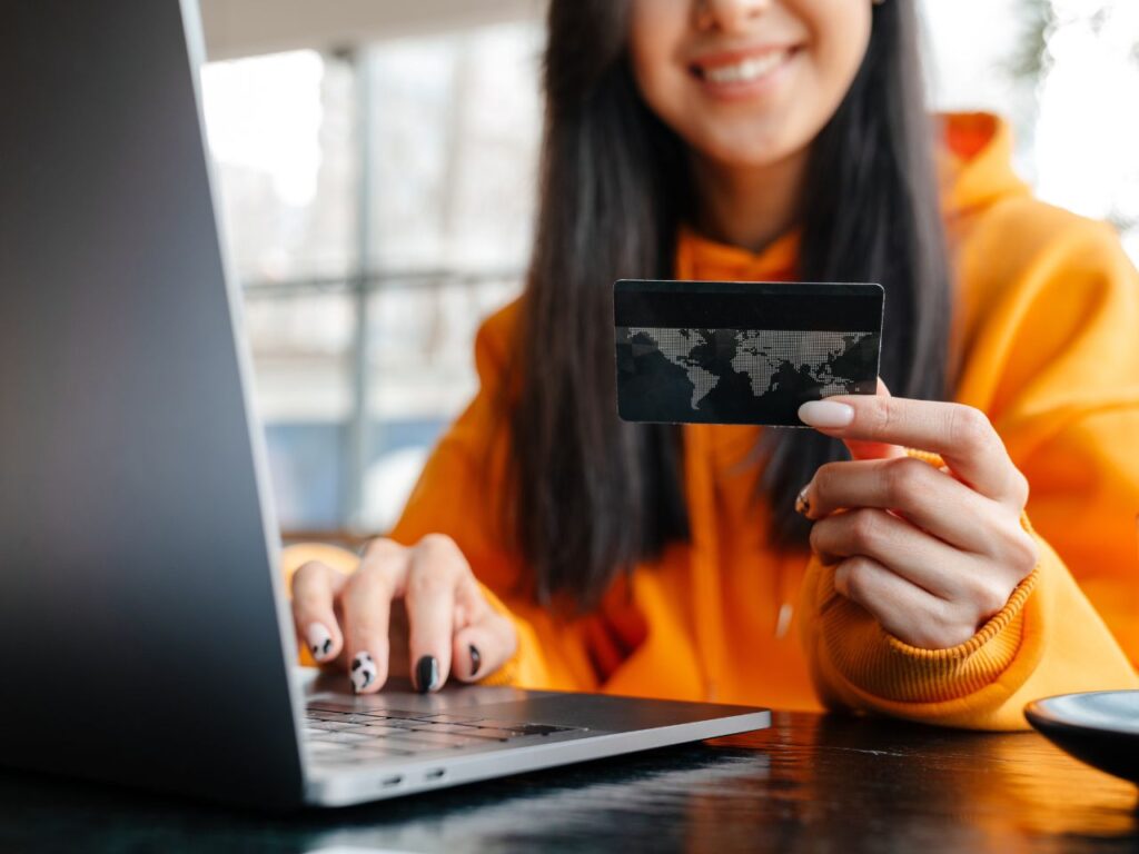 Mulher comprando libras online