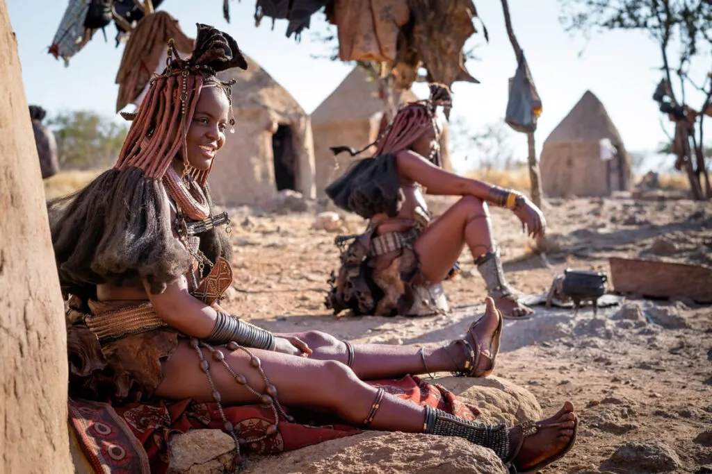 Mulheres da África mostrando com é a vida na Namíbia.