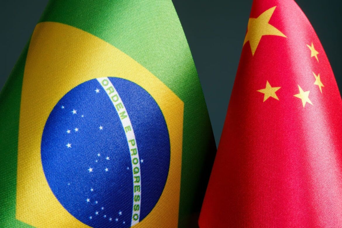 Bandeiras simbolizam o acordo entre Brasil e China.