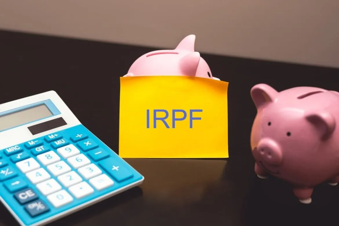 2 porquinhos e uma calculadora demonstrando como é possível se planejar e investir em ações isentas no imposto de renda