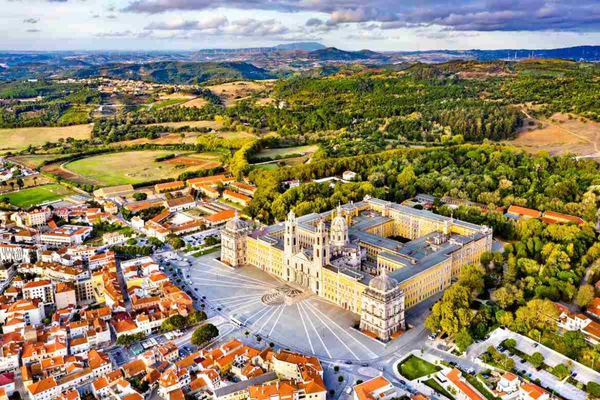 A cidade de Mafra, Portugal abriga monumentos históricos famosos.