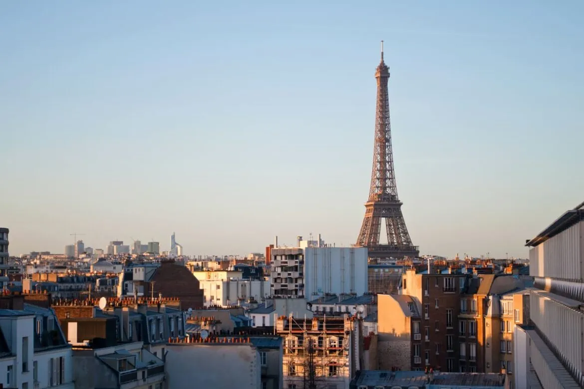 A torre Eiffel é um símbolo da cidade de Paris, que vai sediar os Jogos Olímpicos de 2024, as Olimpíadas.