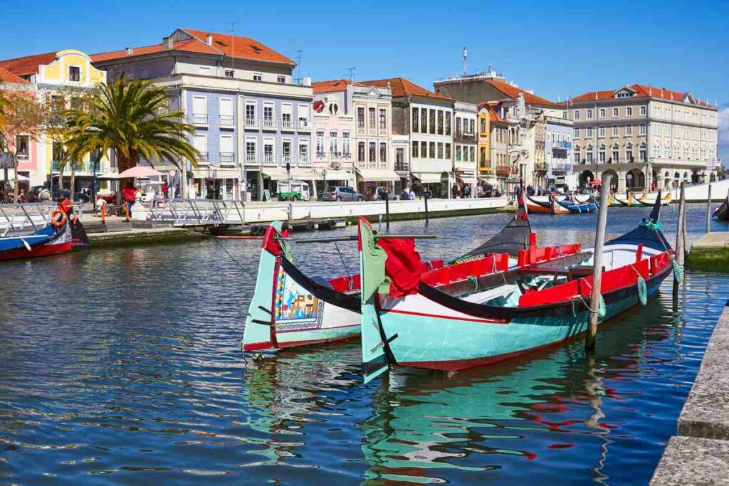 Existem várias gôndolas no Canal Central em Aveiro, Portugal