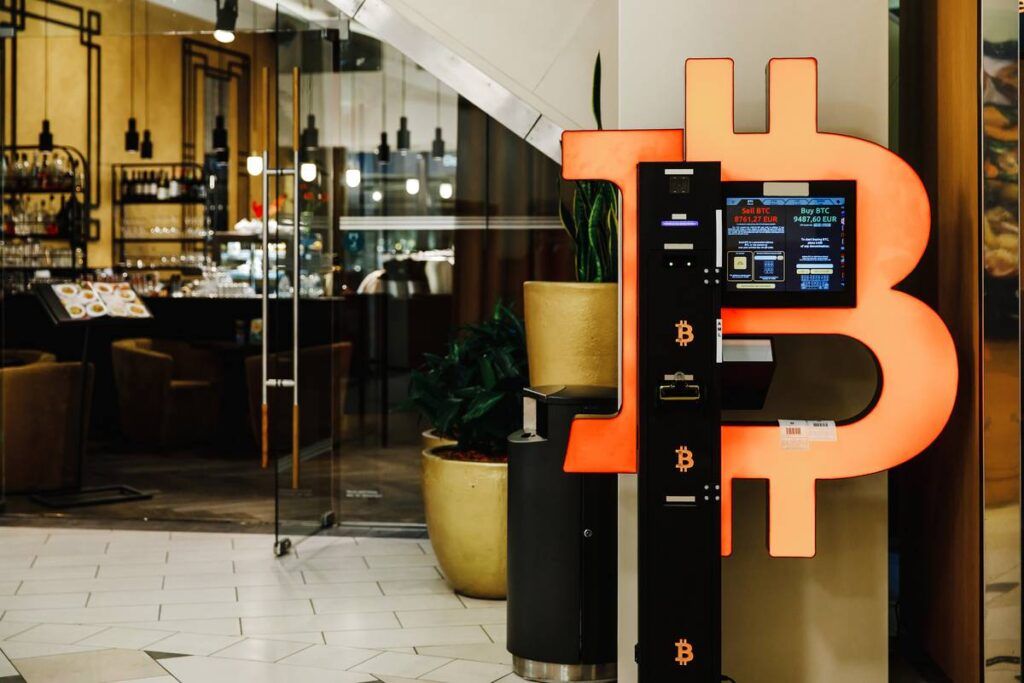 ATMs são uma alternativa prática de como sacar criptmoedas em dinheiro