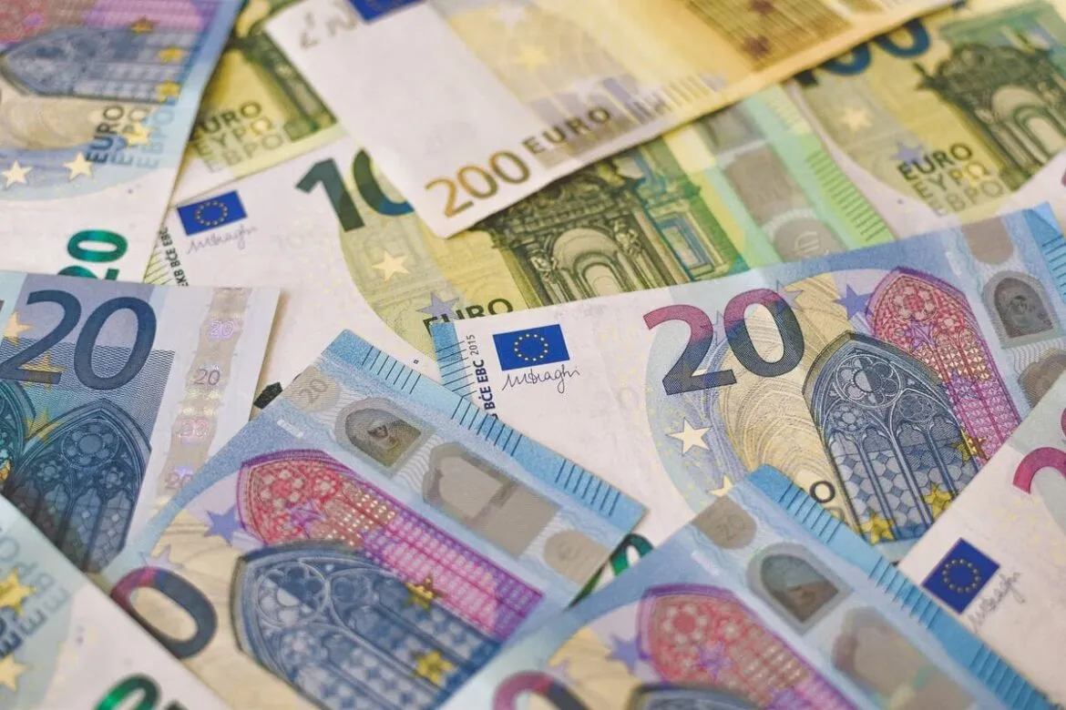 Várias cédulas de euro, uma das moedas mais valorizadas do mundo.