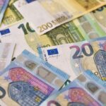 Várias cédulas de euro, uma das moedas mais valorizadas do mundo.