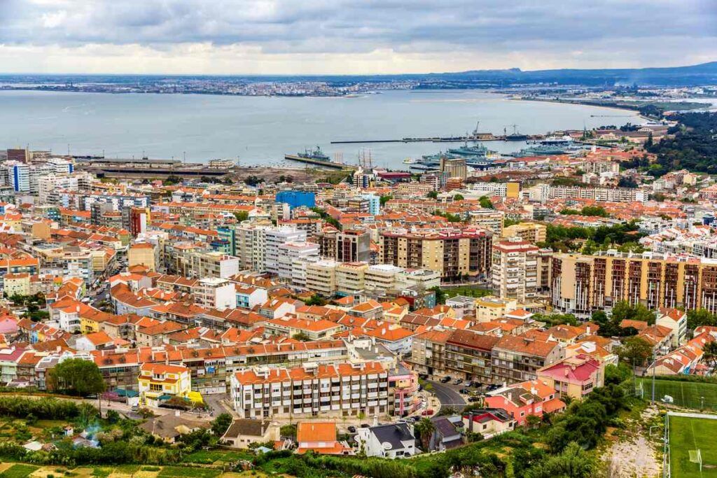 Conheça os principais bairros da cidade de Almada Portugal
