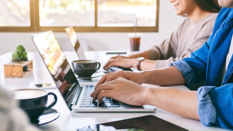 Homem verificando pagamento do Google Adsense