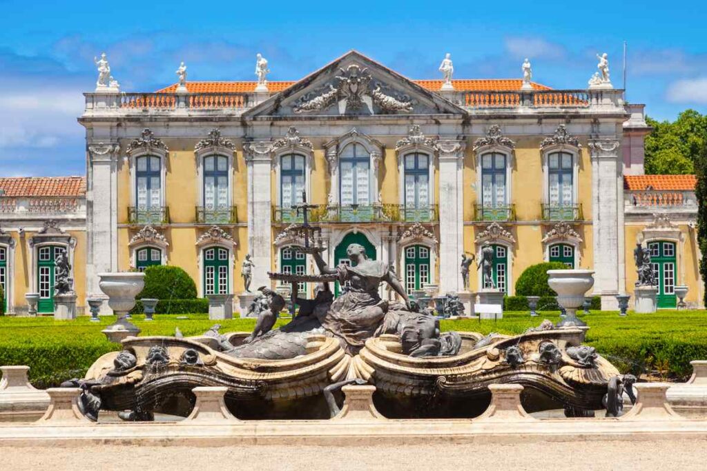 Visite a moradia oficial da família real portuguesa e conheça mais sobre a história do país.