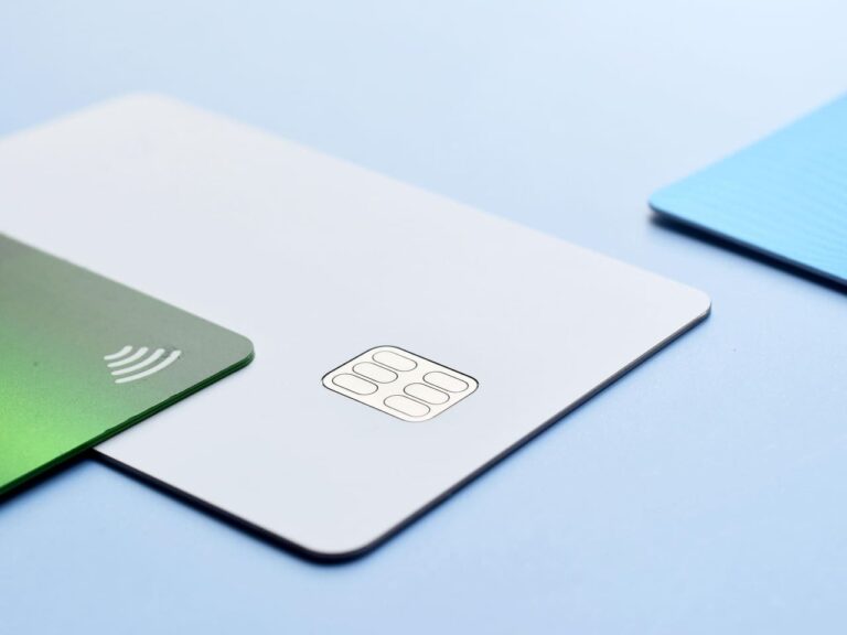 O cartão de crédito no exterior é um recurso eficiente para pagar compras em viagens internacionais sem levar uma grande quantia de dinheiro em espécie.