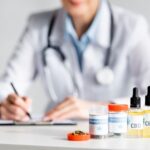 Médica escrevendo sobre doenças tratadas com o Canabidiol