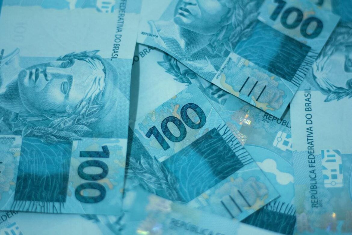 Notas de reais simbolizando a meta de inflação do governo brasileiro.